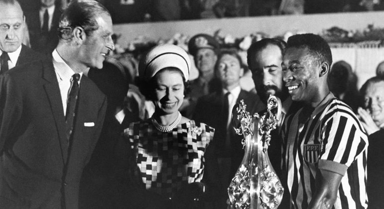 Rainha Elizabeth 2ª e príncipe Philip, duque de Edimburgo, assistiram a partida de Pelé 
no Maracanã