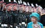 A rainha Elizabeth 2ª completa 70 anos de reinado, o mais longo na história do Reino Unido, nesta quinta-feira (2). A monarca se tornou um grande símbolo da família real e em meio a tantos anos à frente do trono, seu reinado trouxe grandes mudanças para a monarquia britânica, muitas delas para acompanhar os avanços da sociedade