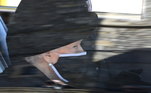 A rainha foi fotografa ainda no carro e estava usando duas máscaras, proteção essencial contra o novo coronavírus