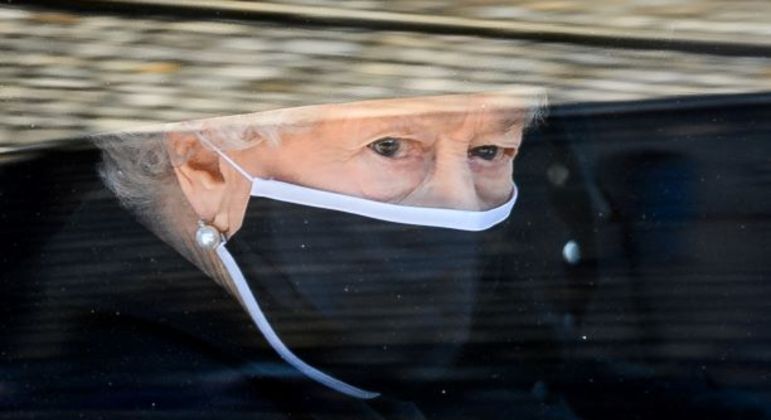 Elizabeth 2ª em procissão no funeral do seu marido príncipe Philip