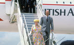 Rainha Elizabeth II e príncipe Philip desembarcam do Concorde 
