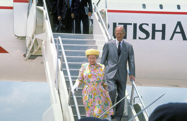 Rainha Elizabeth II e príncipe Philip desembarcam do Concorde 