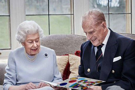 Rainha Elizabeth II e príncipe Charles
