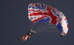 Em 2012, Londres recebeu os Jogos Olímpicos, e a rainha chegou para participar da cerimônia de abertura em um paraquedas. A cena com a monarca foi feita com um dublê