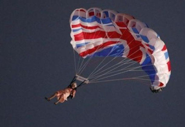 Em 2012, Londres recebeu os Jogos Olímpicos, e a rainha chegou para participar da cerimônia de abertura em um paraquedas. A cena com a monarca foi feita com um dublê
