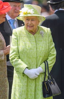 A bolsinha preta era outra peça que compunha os looks de Elizabeth. Segundo os tabloides ingleses, ela teria uma coleção de cerca de 200 bolsas 