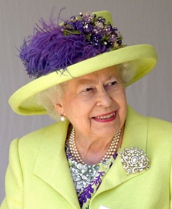 A rainha Elizabeth II morreu nesta quinta-feira (8), aos 96 anos. A monarca mais longeva da história da Inglaterra estava em seu castelo em Balmoral, na Escócia, onde passava férias desde julho. Elizabeth tinha um estilo único e gostava de usar e abusar de looks coloridos e monocromáticos 