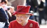 Os chapéus também eram itens indispensáveis nos looks da monarca. Ela tinha um acessório para cada ocasião, e participava de cerca de 300 compromissos por ano