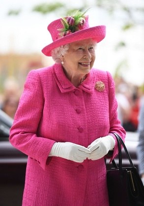 Todos os conjuntos coloridos usados por Elizabeth 2ª eram feitos sob medida Conheça detalhes do plano para funeral da rainha Elizabeth 2ª