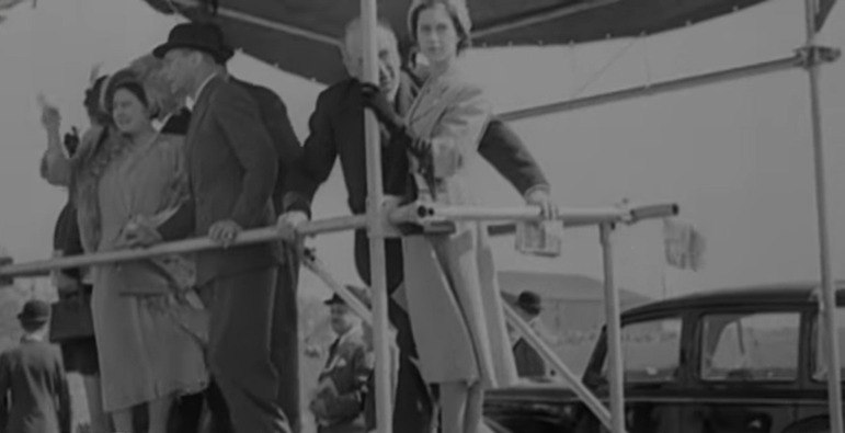 A família real britânica esteve presente na primeira corrida de Fórmula 1, que aconteceu em 1950. O rei George 6º e sua filha, Elizabeth 2ª, estavam presentes na plateia no circuito de Silverstone, na Inglaterra, que consagrou Giuseppe Farina como campeão