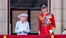 Elizabeth 2ª aparece na varanda do Palácio de Buckingham para cumprimentar súditos