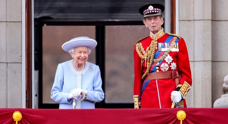 Rainha Elizabeth 2ª e seu primo príncipe Edward aparecem na varanda do Palácio de Buckingham