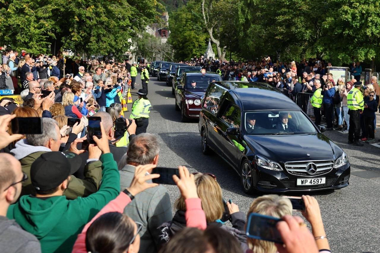 Carro funerário carregando o caixão da rainha Elizabeth 2ª passa perto de Balmoral