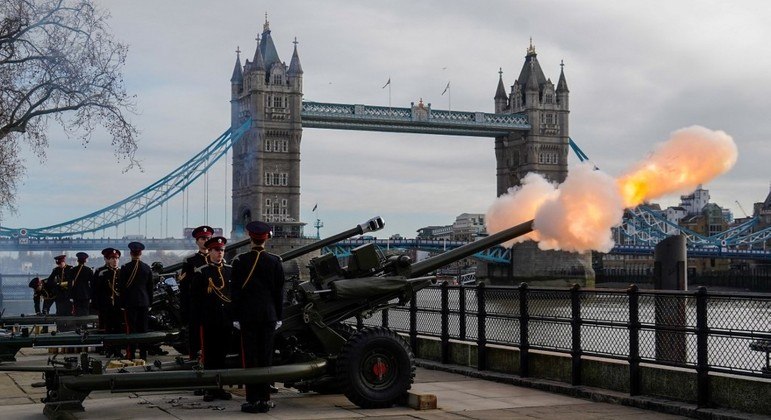 Canhões disparam para marcar o 70º aniversário da ascensão da rainha Elizabeth 2ª  ao trono