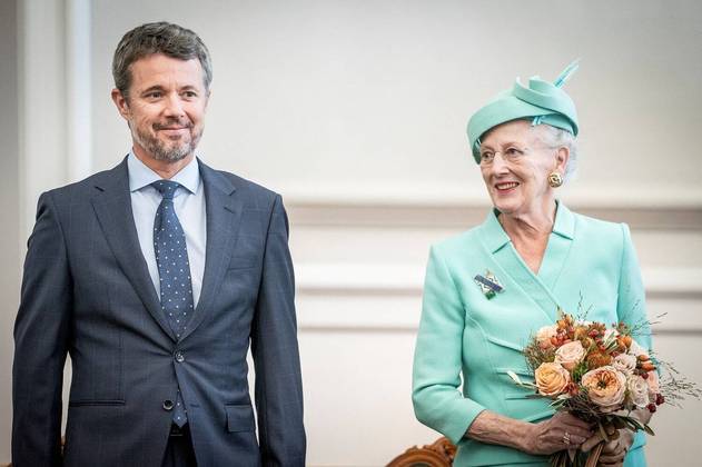 O príncipe herdeiro Frederik e a rainha Margrethe 2ª em uma cerimônia no palácio Christiansborg