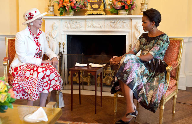 Margrethe 2ª visitou os Estados Unidos em 2011 e tomou café com a então primeira-dama, Michelle Obama. Ela fez mais de 50 viagens ao exterior durante o reinado