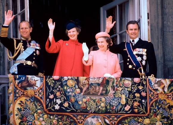 Nestes mais de 50 anos de reinado, Margrethe 2ª recebeu dezenas de líderes estrangeiros em Copenhague. Ela era prima distante da rainha Elizabeth 2ª, falecida em setembro de 2022