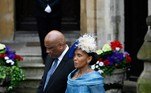 A rainha Masenate Mohato Seeiso, de Lesoto, estava com um vestido longo azul com uma estampa tradicional. A monarca usou joias com pedras azuis e um chapéu com plumas brancas