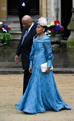 A rainha Masenate Mohato Seeiso, de Lesoto, estava com um vestido longo azul com uma estampa tradicional. A monarca usou joias com pedras azuis e um chapéu com plumas brancas