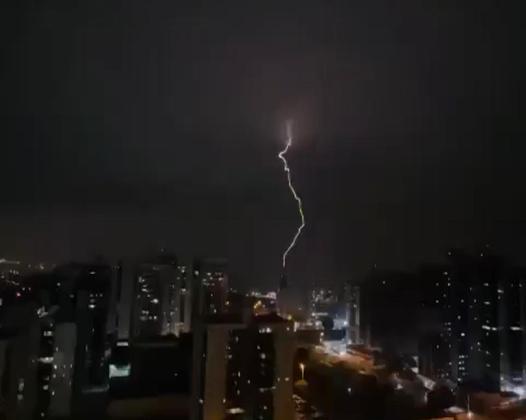 Raio visto por moradores de Águas Claras no último sábado (14)