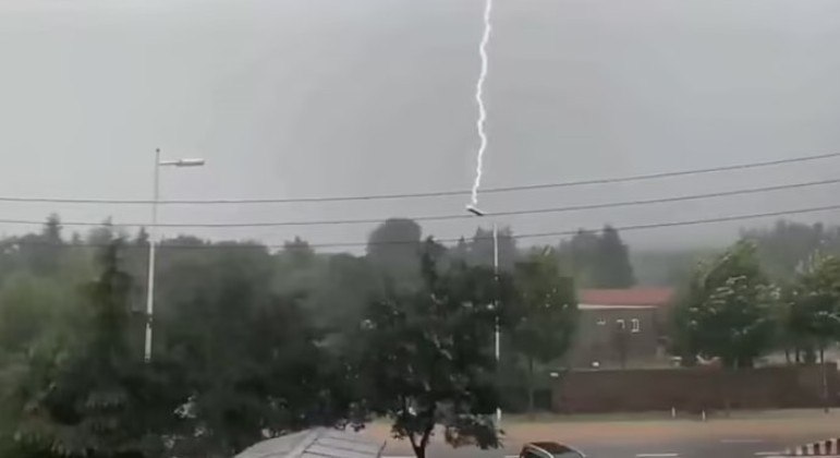Poste foi severamente energizado no meio da tempestade