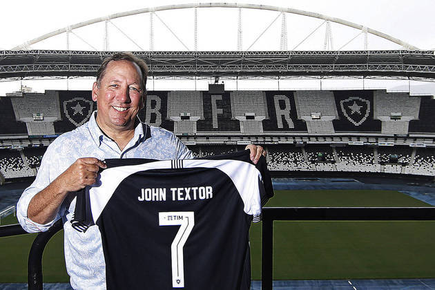 BotafogoVendido ao empresário americano John Textor, o Botafogo chega com a moral renovada ao Carioca 2022. Com a base do elenco campeão da Série B mantida, mais a chegada de quatro reforços, o Fogão espera voltar ao protagonismo no futebol carioca, já que na última edição o Alvinegro amargou a sétima colocação na fase de grupos do estadual