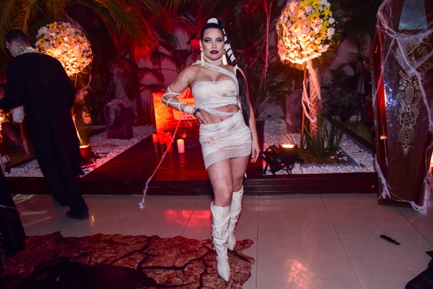 A influenciadora e modelo Raissa Barbosa decidiu usar um look de terror tradicional e se fantasiou como uma múmia