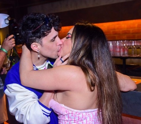 Quem também se divertiu foi a influenciadora Raíssa Barbosa, que deu alguns beijos durante a noite