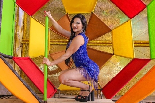 Raíssa Barbosa, musa de bateria, posou no barracão da escola de samba Unidos do Peruche, em São Paulo