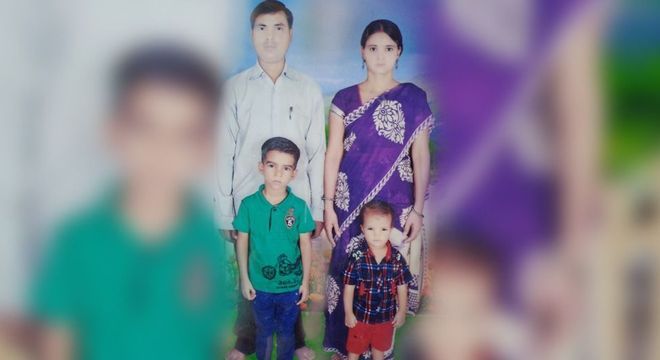 Rajan Yadav, sua esposa Sanju e os dois filhos, que buscavam uma vida melhor em Mumbai