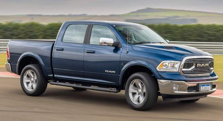 Pick-up mede 5,81 metros de comprimento, 3,57 m de entre-eixos, 2,01 m de largura e 1,97 m de altura