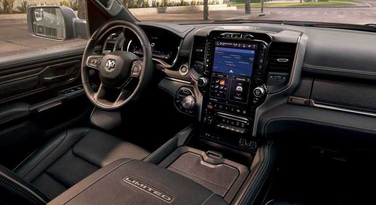 Multimídia Uconnect tem 12 polegadas com sistema Android Auto e Apple CarPlay com conexão sem fio