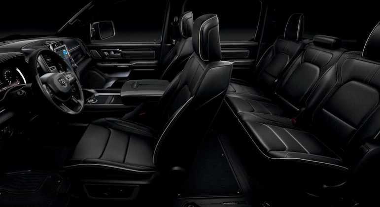 Interior amplo da pick-up da Ram
