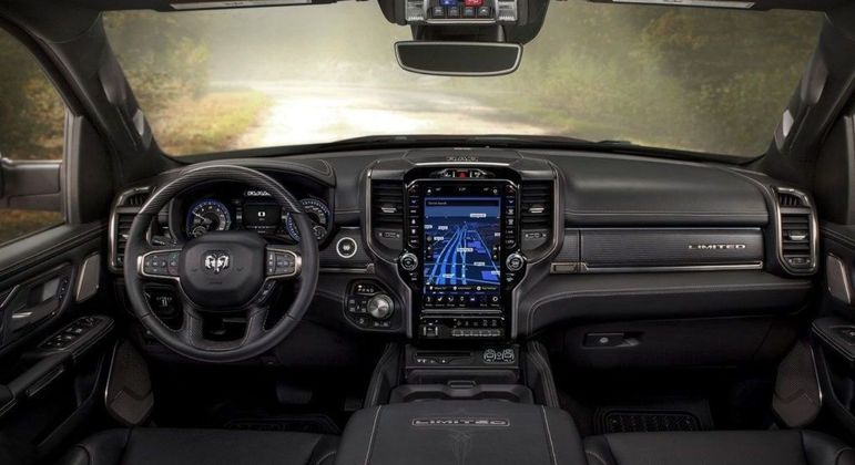 Central multimídia deve ter 12 polegadas com sistema UConnect com conexão com Android Auto e Apple CarPlay