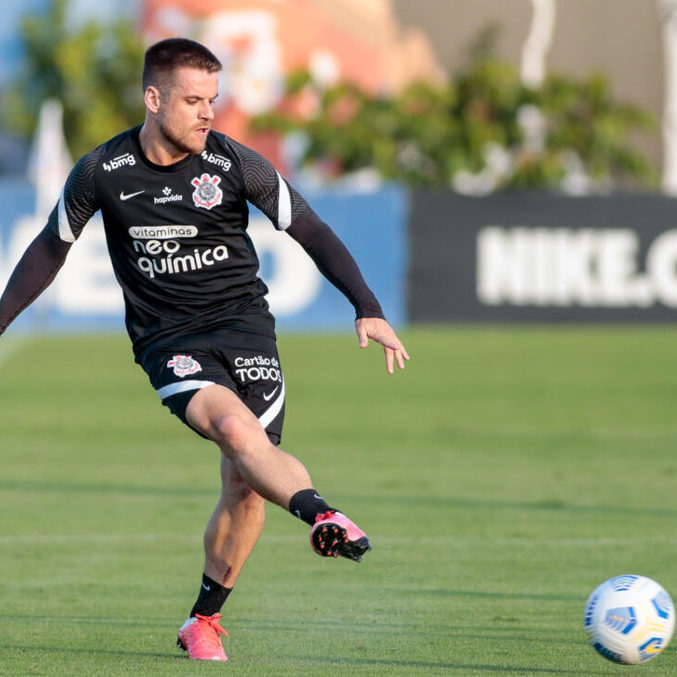 Volante Ramiro em treino com bola pelo Timão