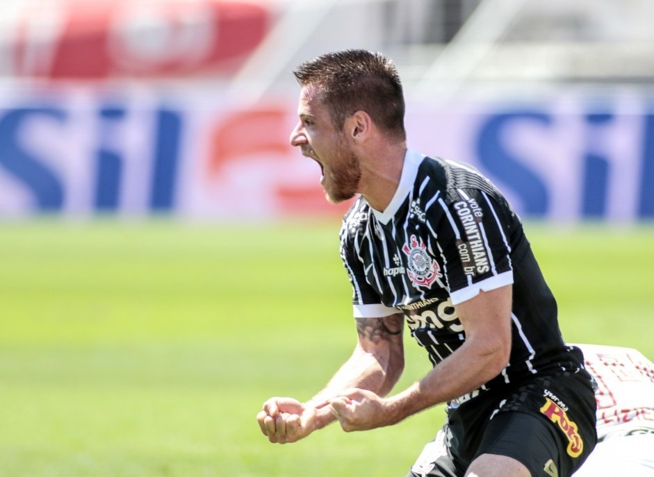 Ramiro comemora gol pelo Corinthians. Versátil, jogador era muito útil