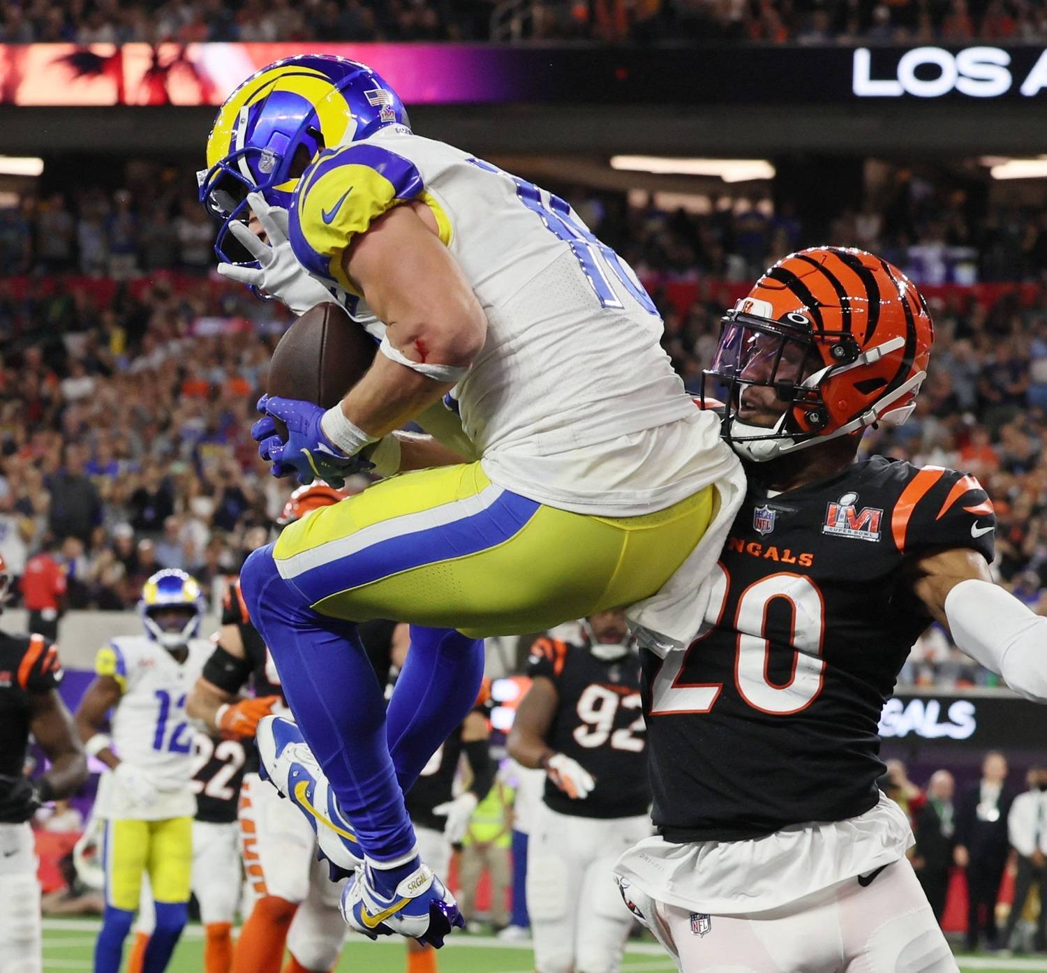 Rams derrota Bengals com virada no fim e conquista segundo titulo