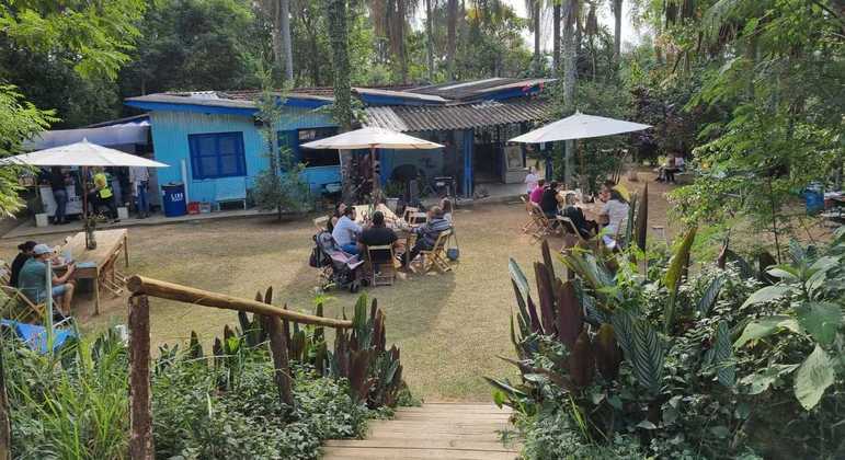Rancho recebe clientes para degustar churrasco e cerveja artesanal