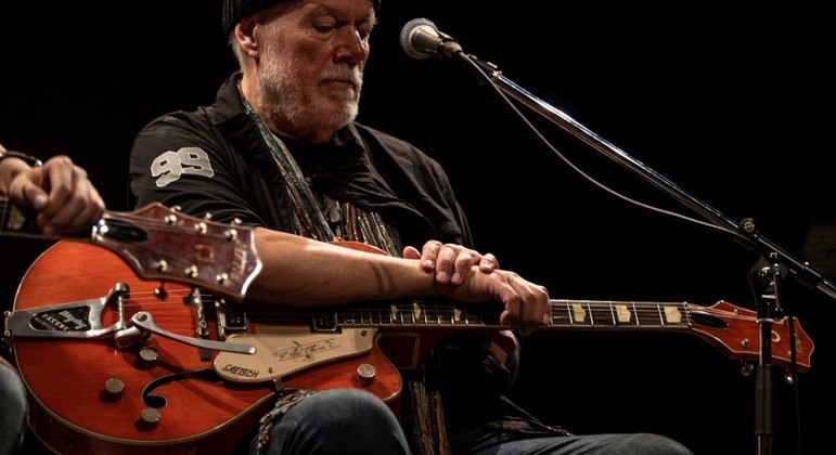 Randy Bachman recuperou a guitarra no Japão