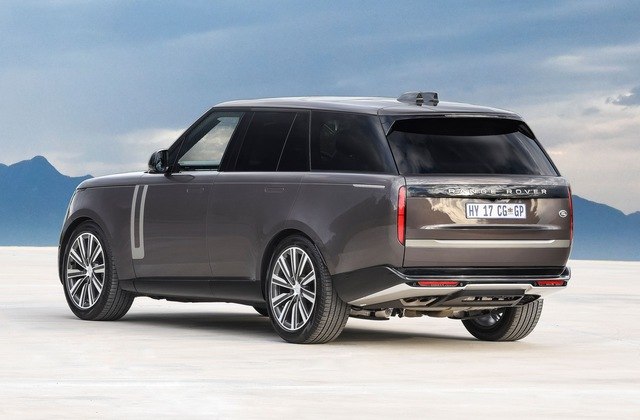 Messi possui também um dos modelos mais luxuosos da marca inglesa Land Rover, que é o Range Rover Vogue. Entre as funções oferecidas pelo veículo está uma assistência para estacionar de 360 graus. O automóvel pode ser encontrado por R$ 492 mil