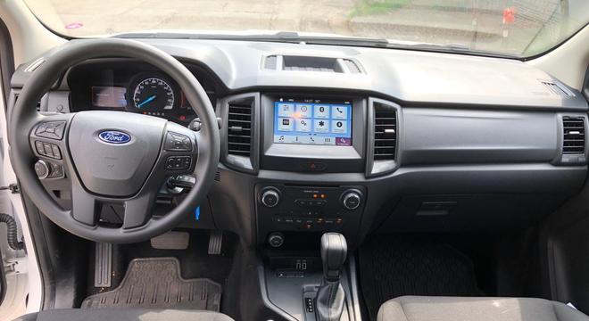 Nas verses mais caras a picape  equipada com diversos itens estticos e tambm com a trao 4x4