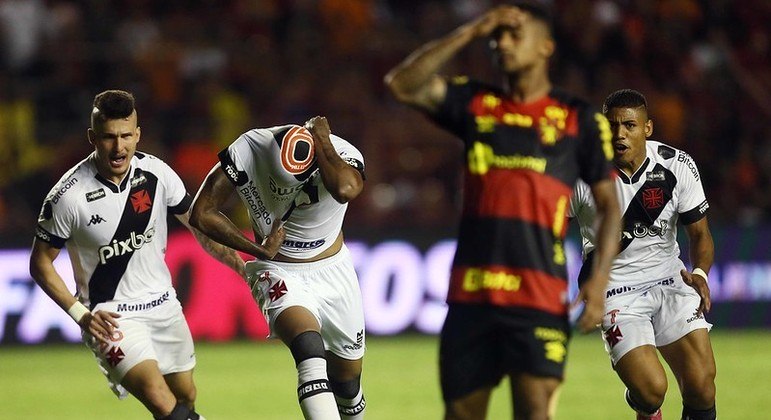 Raniel marcou o gol de empate do Vasco e foi comemorar na frente da torcida do Sport