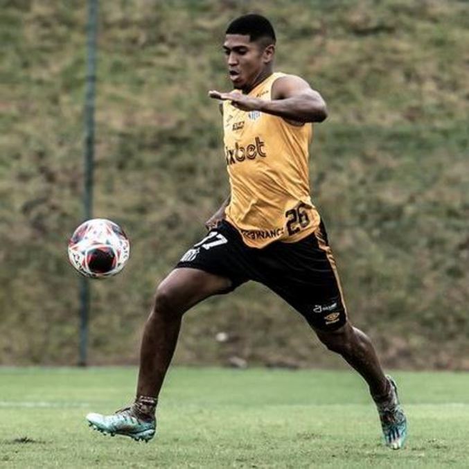 Raniel segue com o futuro indefinido no Santos