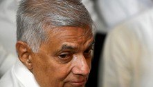 Primeiro-ministro do Sri Lanka toma posse para substituir presidente que fugiu