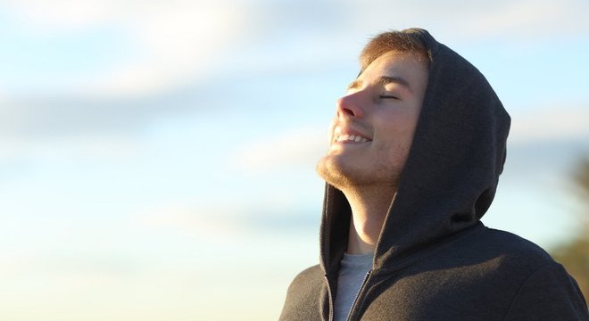 Respirar profundamente não só tem efeitos positivos de curto prazo, como também ajuda a regular funções importantes do nosso organismo