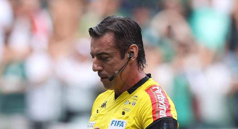Raphael Claus foi criticado por são-paulinos por ignorar falta de Danilo em lance de gol