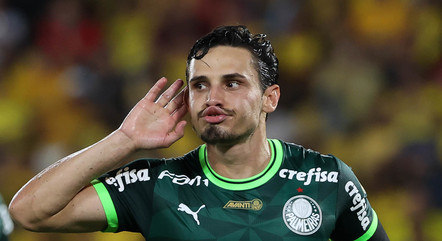 Raphael Veiga comemorando gol