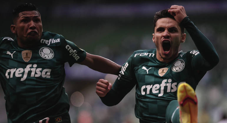 Raphael Veiga comemora a cobrança perfeita do pênalti. Vitória traz confiança ao Palmeiras