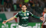 Raphael Veiga comemorando gol pelo Palmeiras