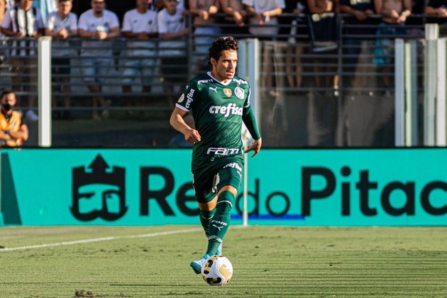Raphael Veiga, do Palmeiras, encerrou sua sequência de 24 pênaltis convertidos pelo Verdão. O meia cobrou a penalidade no canto direito de João Paulo, mas a bola explodiu na trave. Após a partida, Veiga ainda brincou: 